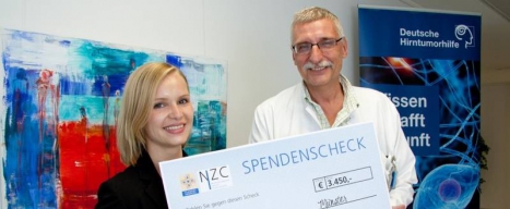 Julia Schwarzenberger und Dr. Bernd Hoffmann bei der Übergabe der Spende im Clemenshospital